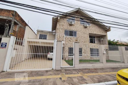 Casa à venda com 440m², 4 quartos e 3 vagas Casa à venda com 440m², 4 quartos e 3 vagasFachada