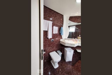 Casa à venda com 440m², 4 quartos e 3 vagas Casa à venda com 440m², 4 quartos e 3 vagasBanheiro da Suíte