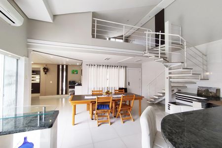 Casa à venda com 440m², 4 quartos e 3 vagas Casa à venda com 440m², 4 quartos e 3 vagasCozinha