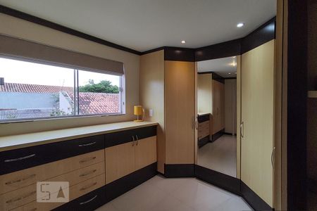 Casa à venda com 440m², 4 quartos e 3 vagas Casa à venda com 440m², 4 quartos e 3 vagasCloset da suíte
