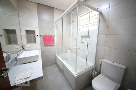 Banheiro de casa à venda com 3 quartos, 230m² em Jardim Aeroporto, São Paulo