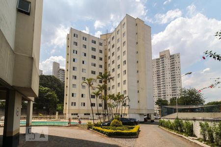 Apartamento à venda com 58m², 2 quartos e 1 vaga Apartamento à venda com 58m², 2 quartos e 1 vagaPiscina e fachada do bloco