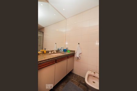 Apartamento à venda com 189m², 3 quartos e 3 vagasBanheiro do Quarto 2