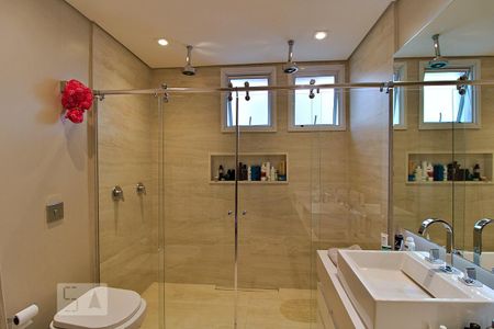 Apartamento para alugar com 261m², 4 quartos e 4 vagas Apartamento para alugar com 261m², 4 quartos e 4 vagasBanheiro da Suíte 1