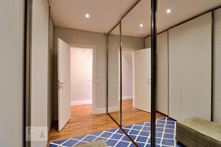 Apartamento para alugar com 261m², 4 quartos e 4 vagas Apartamento para alugar com 261m², 4 quartos e 4 vagasCloset da Suíte 1