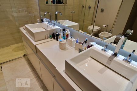 Apartamento para alugar com 261m², 4 quartos e 4 vagas Apartamento para alugar com 261m², 4 quartos e 4 vagasBanheiro da Suíte 1
