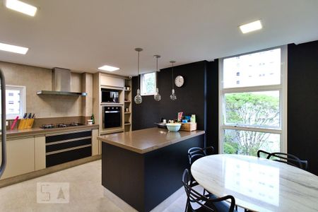Apartamento para alugar com 261m², 4 quartos e 4 vagas Apartamento para alugar com 261m², 4 quartos e 4 vagasCozinha