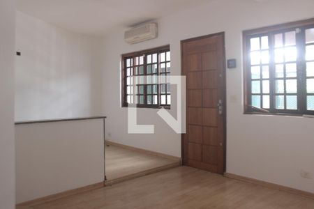 Sala de casa à venda com 2 quartos, 100m² em Vila Pirajussara, São Paulo