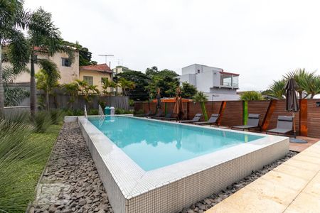 Studio para alugar com 32m², 1 quarto e 1 vaga Studio para alugar com 32m², 1 quarto e 1 vagaPiscina