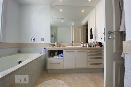 Casa à venda com 465m², 4 quartos e 4 vagasBanheiro 1 da Suíte 1