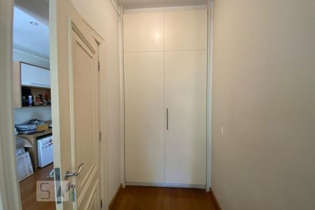Casa à venda com 465m², 4 quartos e 4 vagasSuíte 4 - Armários