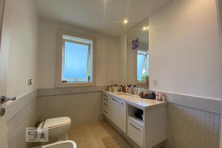 Casa à venda com 465m², 4 quartos e 4 vagasBanheiro da Suíte 2