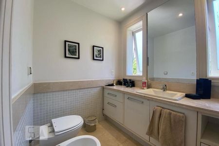 Casa à venda com 465m², 4 quartos e 4 vagasBanheiro 2 da Suíte 1