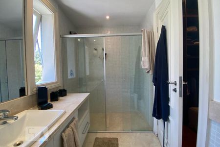 Casa à venda com 465m², 4 quartos e 4 vagasBanheiro 2 da Suíte 1