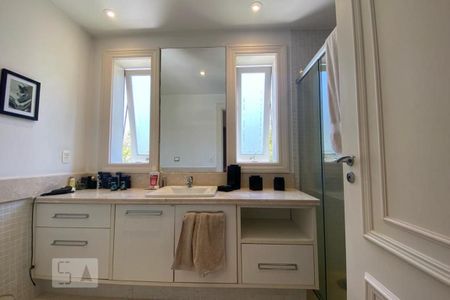 Casa à venda com 465m², 4 quartos e 4 vagasBanheiro 2 da Suíte 1