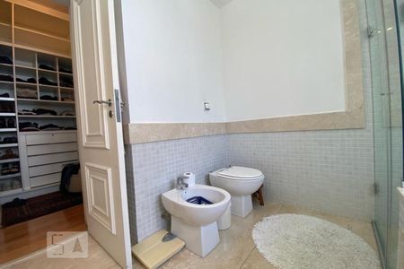Casa à venda com 465m², 4 quartos e 4 vagasBanheiro 1 da Suíte 1