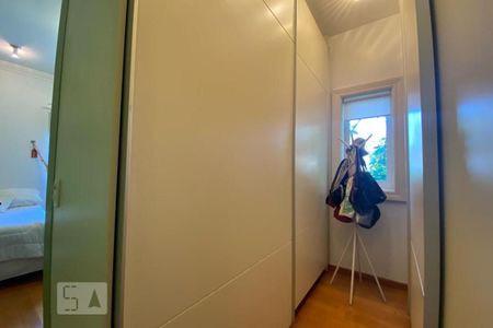 Casa à venda com 465m², 4 quartos e 4 vagasSuíte 2 - Armários