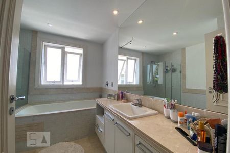 Casa à venda com 465m², 4 quartos e 4 vagasBanheiro 1 da Suíte 1