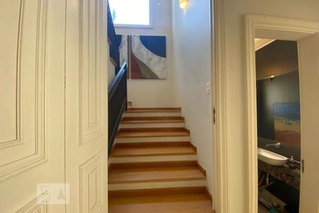 Casa à venda com 465m², 4 quartos e 4 vagasEscada