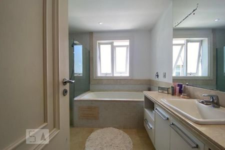 Casa à venda com 465m², 4 quartos e 4 vagasBanheiro 1 da Suíte 1