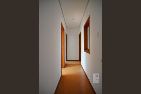 Corredor dormitórios de apartamento para alugar com 3 quartos, 150m² em Independência, Porto Alegre