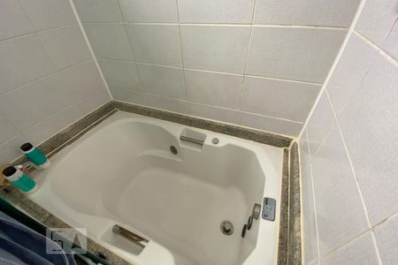 Apartamento à venda com 159m², 3 quartos e 3 vagas Apartamento à venda com 159m², 3 quartos e 3 vagasBanheira