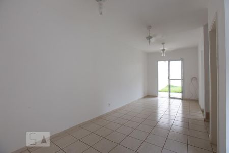 Sala de casa de condomínio para alugar com 3 quartos, 98m² em Vila do Golf, Ribeirão Preto