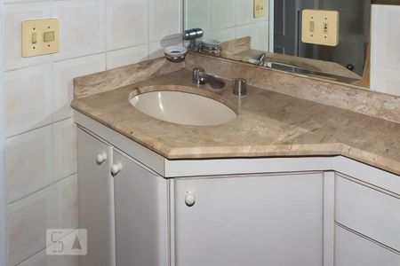 Apartamento à venda com 139m², 4 quartos e 3 vagas Apartamento à venda com 139m², 4 quartos e 3 vagasBanheiro da suíte 2