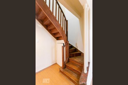 Escadas de casa para alugar com 2 quartos, 90m² em Pinheiros, São Paulo