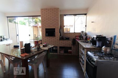 Casa à venda com 240m², 2 quartos e 2 vagasCozinha da edícula