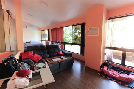 Casa à venda com 240m², 2 quartos e 2 vagasSala edícula