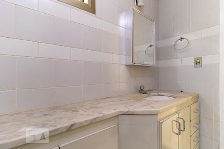Banheiro da suíte de apartamento para alugar com 2 quartos, 82m² em Cambuí, Campinas