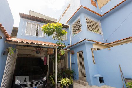 Casa à venda com 200m², 3 quartos e 2 vagas Casa à venda com 200m², 3 quartos e 2 vagasFachada