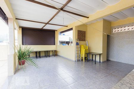 Casa à venda com 200m², 3 quartos e 2 vagas Casa à venda com 200m², 3 quartos e 2 vagasTerraço
