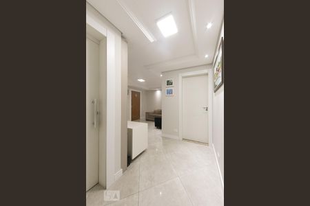 Hall de circulação de apartamento para alugar com 3 quartos, 70m² em Cristo Rei, Curitiba