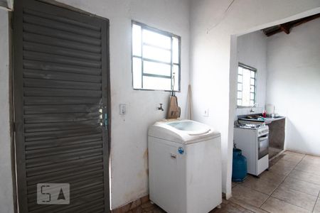 Casa à venda com 420m², 3 quartos e 2 vagasCasa de fundo - Lavanderia