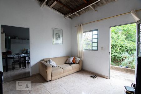 Casa à venda com 420m², 3 quartos e 2 vagasCasa de fundo - Sala