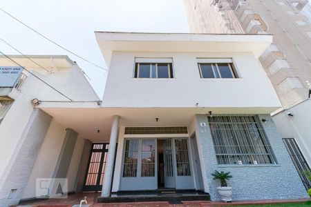 Casa à venda com 260m², 4 quartos e 8 vagas Casa à venda com 260m², 4 quartos e 8 vagasEntrada