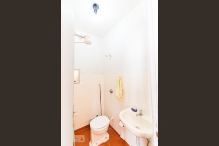 Casa à venda com 260m², 4 quartos e 8 vagas Casa à venda com 260m², 4 quartos e 8 vagasBanheiro de Serviço