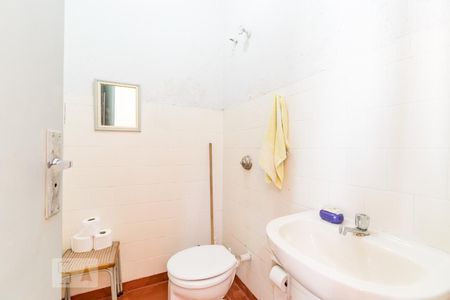 Casa à venda com 260m², 4 quartos e 8 vagas Casa à venda com 260m², 4 quartos e 8 vagasBanheiro de Serviço