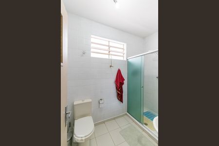 Casa à venda com 260m², 4 quartos e 8 vagas Casa à venda com 260m², 4 quartos e 8 vagasBanheiro da Suíte