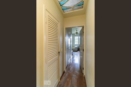 Casa à venda com 362m², 4 quartos e 2 vagasCorredor - Armários