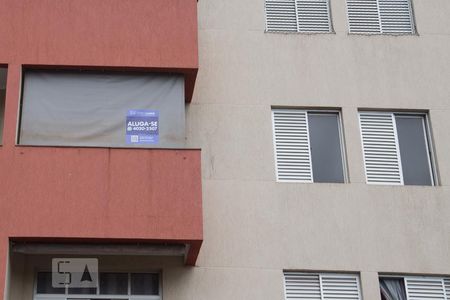 Apartamento para alugar com 70m², 2 quartos e 1 vagaDetalhe da varanda e janelas