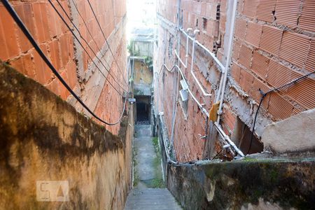 Casa para alugar com 75m², 2 quartos e sem vagaescadas de acesso 