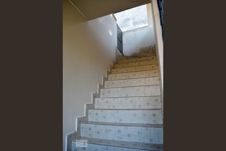 Casa para alugar com 75m², 2 quartos e sem vagaescadas de acesso 