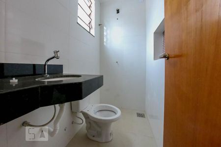 Banheiro de apartamento para alugar com 1 quarto, 49m² em Bonfim, Belo Horizonte