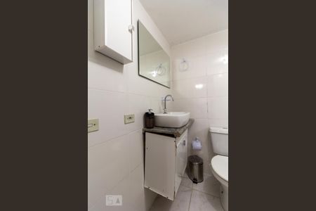 Banheiro de kitnet/studio para alugar com 1 quarto, 20m² em Jardim Bonfiglioli, São Paulo