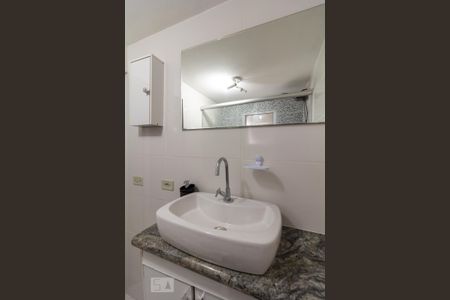 Banheiro de kitnet/studio para alugar com 1 quarto, 20m² em Jardim Bonfiglioli, São Paulo