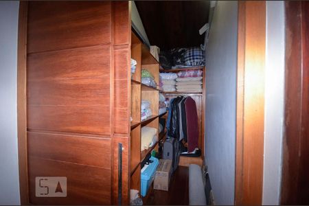 Casa de condomínio à venda com 379m², 4 quartos e 2 vagasCloset