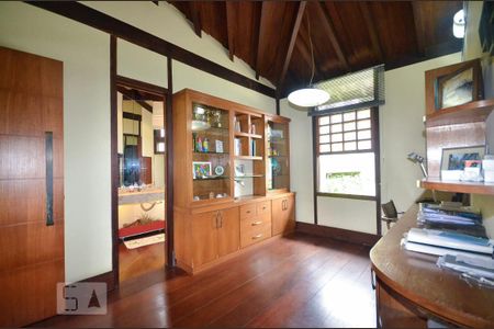 Casa de condomínio à venda com 379m², 4 quartos e 2 vagasEscritório